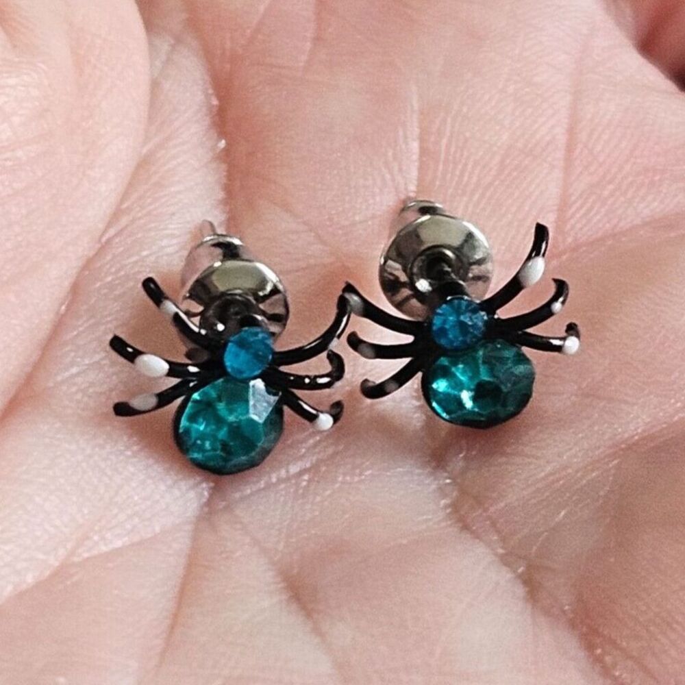 Halloween spider earrings with blue